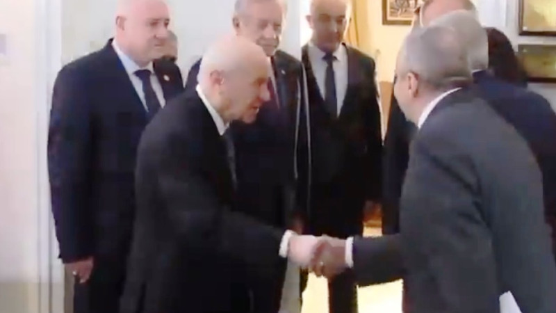DEVLET BAHÇELİ, DEM PARTİ HEYETİNİ KAPIDA KARŞILADI