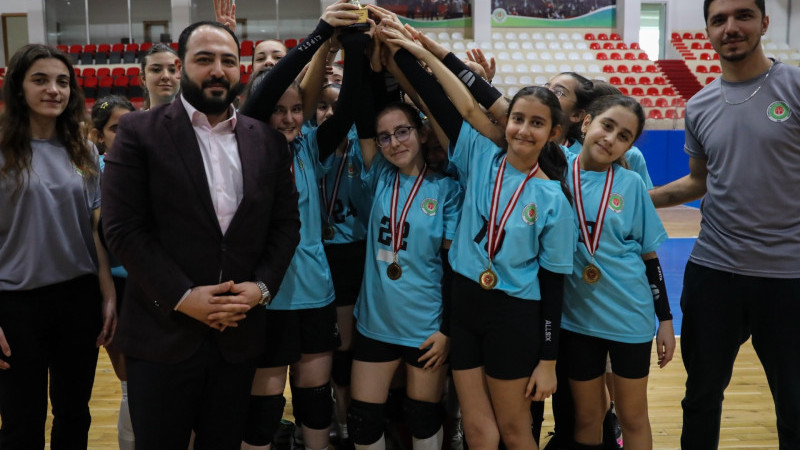 ETİMESGUT BELEDİYESİ VOLEYBOL TURNUVASINDA ÖDÜLLER SAHİPLERİNİ BULDU