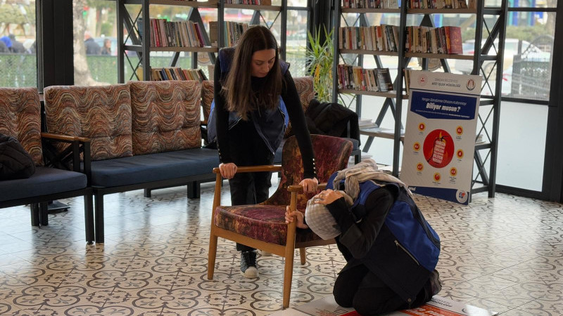 SİNCAN’DA KİTAP KAFE’DE AFET EĞİTİMİ VERİLMEYE DEVAM EDİYOR 