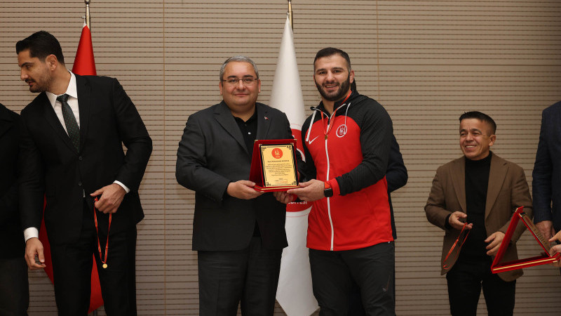 ŞAMPİYON GÜREŞÇİLER İÇİN ÖDÜL TÖRENİ DÜZENLENDİ