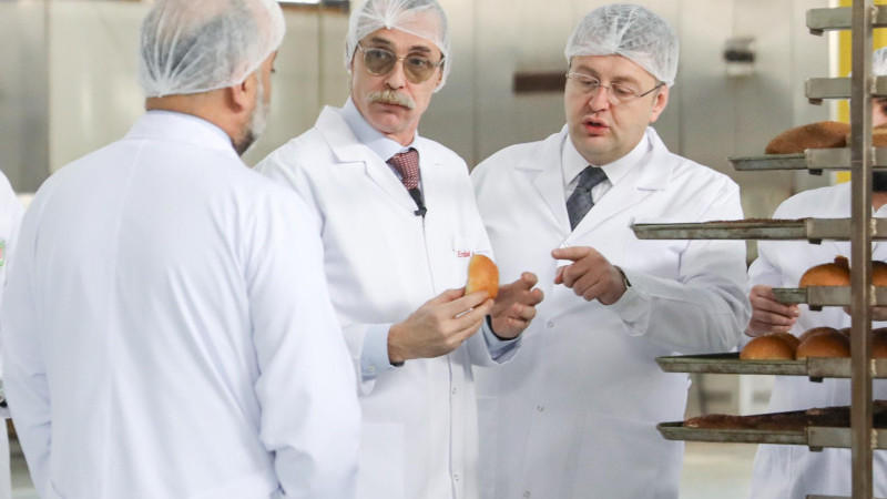 BAŞKAN BEŞİKCİOĞLU HALK EKMEK FABRİKASINI GEZDİ