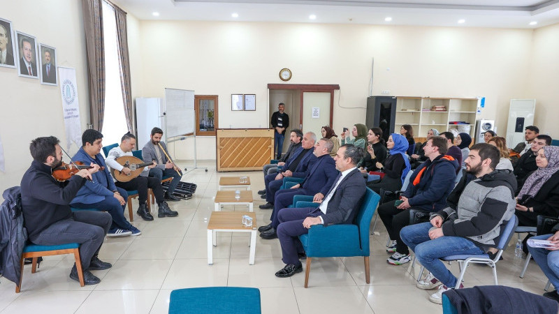 KONSERVATUVARLI ÖĞRENCİLERDEN BAŞKAN ERCAN’A ÖZEL MİNİ KONSER