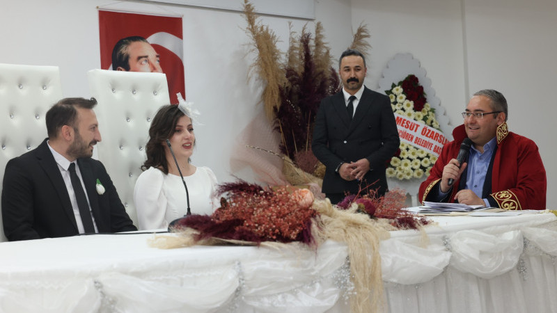 BAŞKAN ÖZARSLAN NİKÂHLARINI KIYDI, ÇİFTLER KARAOKE YAPTI