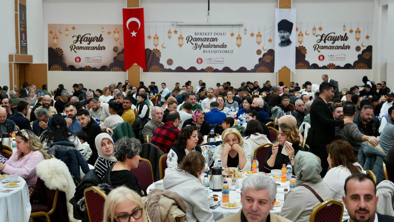 ÖNCE BERBER VE KUAFÖRLERLE İFTAR YAPTI SONRA VATANDAŞLARLA BULUŞTU