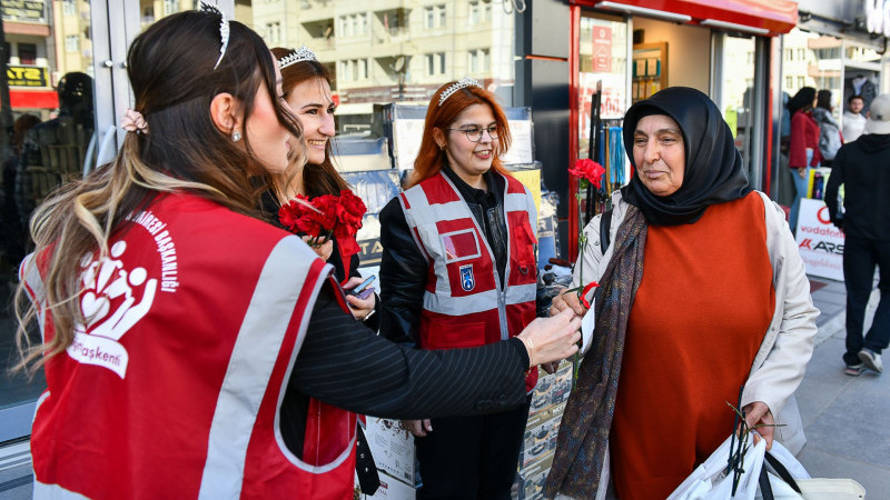 BÜYÜKŞEHİR’DEN KADINLAR GÜNÜNDE KADINLARA HİJYEN KİTİ VE KARANFİL HEDİYE ETTİ