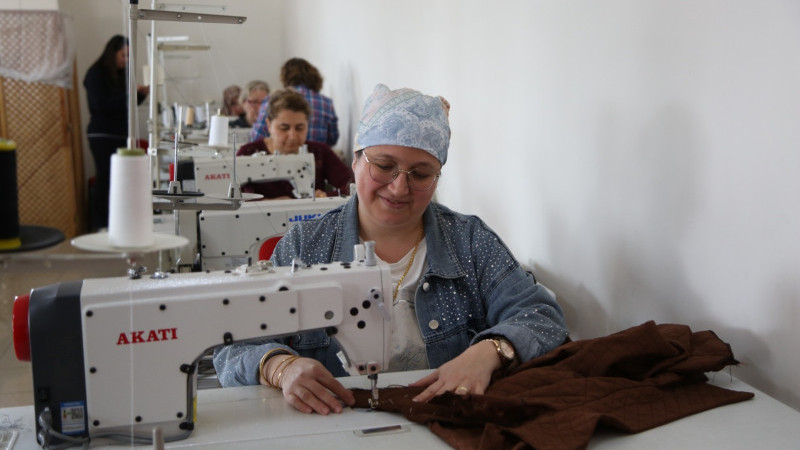 KURSİYERLERDEN İHTİYAÇ SAHİBİ ÇOCUKLAR İÇİN KIYAFET ÜRETİMİ