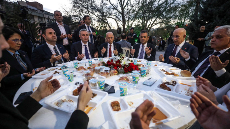 Özgür Özel, Yenimahalle Belediyesi’nin iftarına konuk oldu