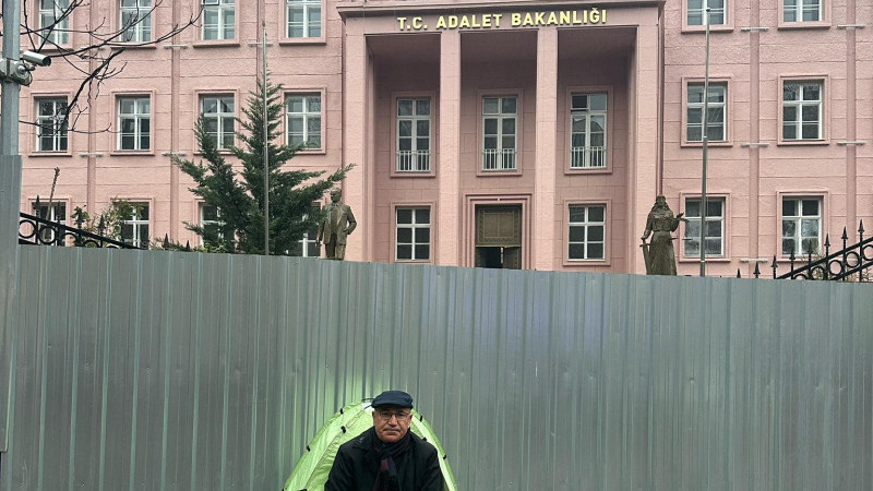 Milletvekili Mahmut Tanal Adalet Bakanlığı Önünde Çadır Kurdu