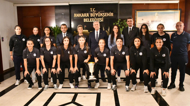 Kupa Mansur Başkan'ın Ellerinde