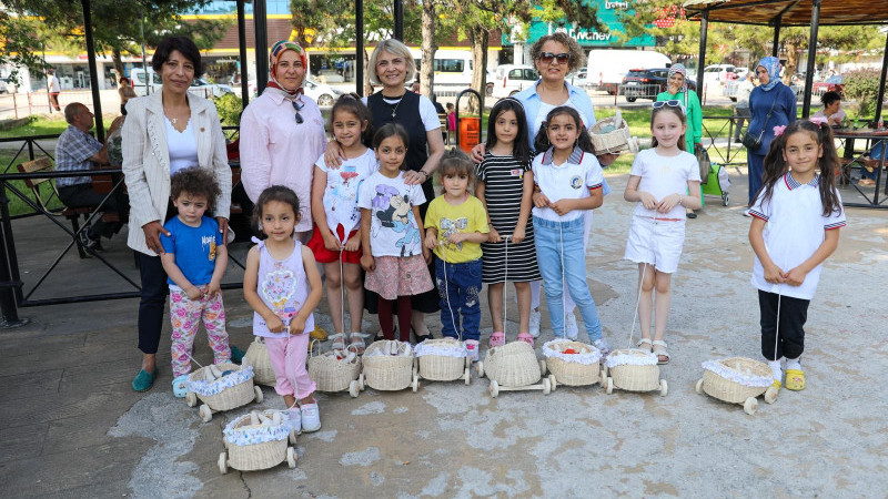 MAHALLEDE BİR GÜN: BAŞKAN YARDIMCISINDAN ÇOCUKLARA SÜRPRİZ ZİYARET