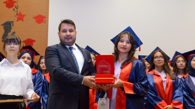 KAHRAMANKAZAN'DA MEZUNİYET SEVİNCİ